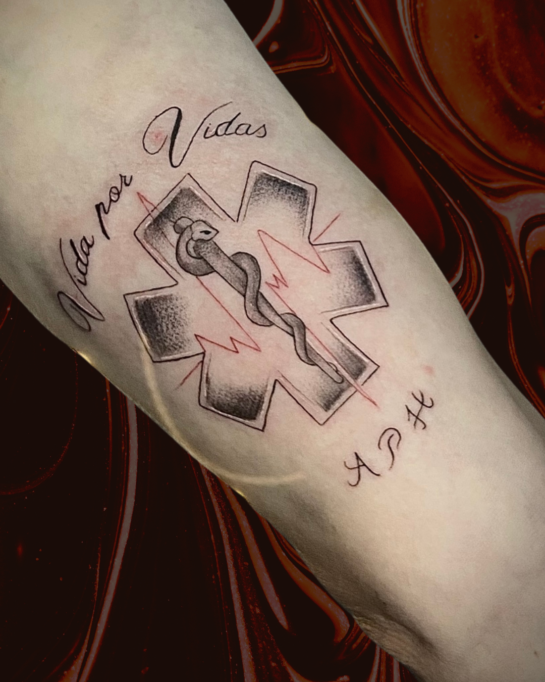 Tatuagem preto e cinza