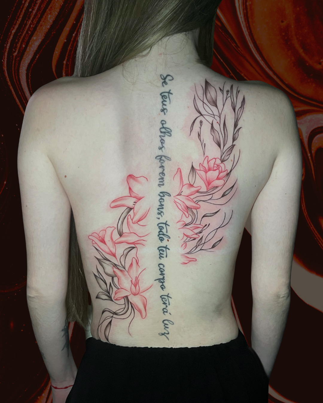 Tatuagem fine line floral no antebraço